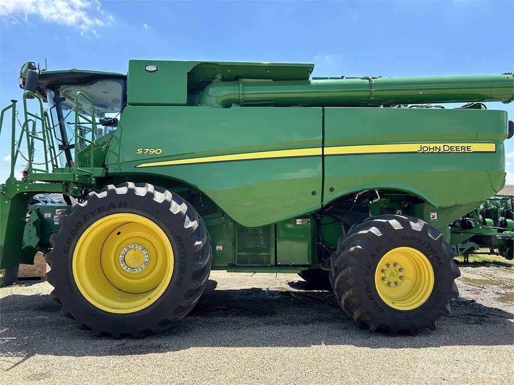 John Deere S790 Moissonneuse batteuse