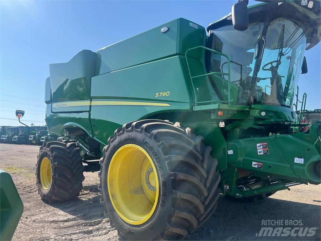 John Deere S790 Moissonneuse batteuse