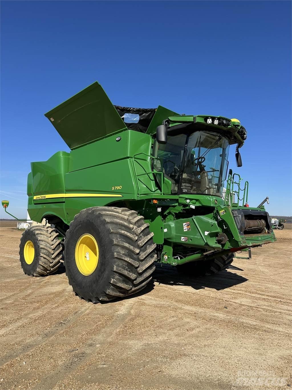 John Deere S790 Moissonneuse batteuse