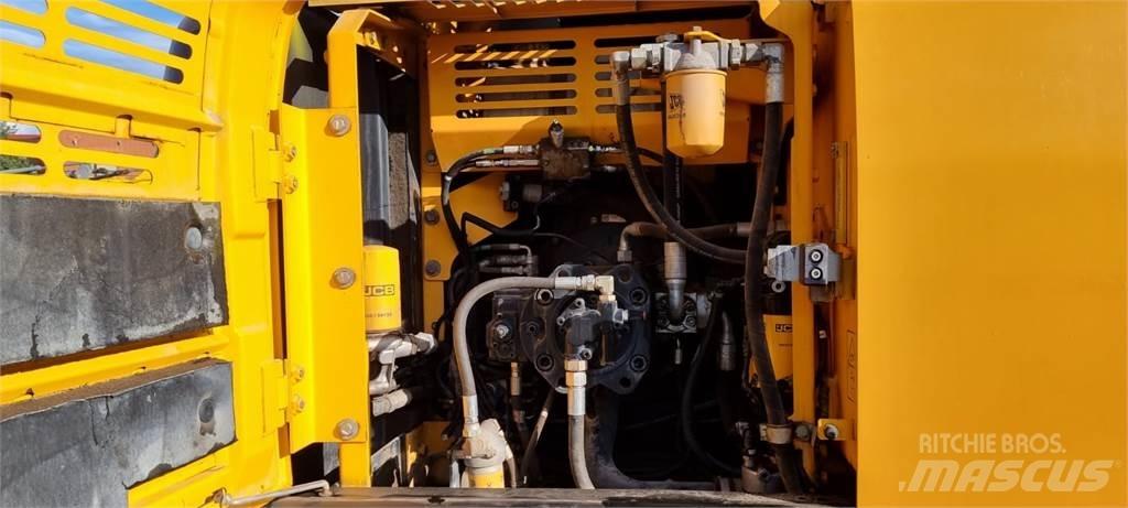 JCB JS220LC Plus + Pelle sur chenilles