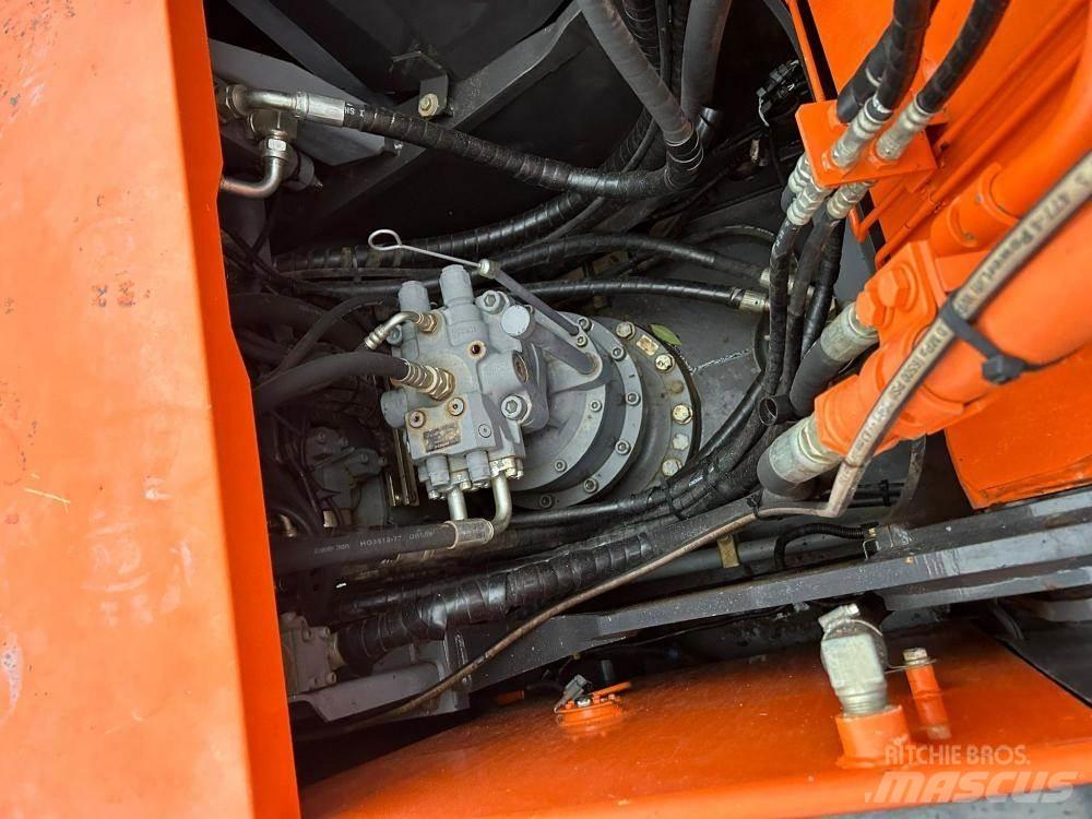 Hitachi ZX210LC-5B Pelle sur chenilles