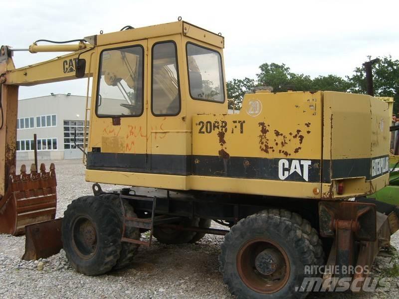 CAT 206 BFT Pelle sur pneus