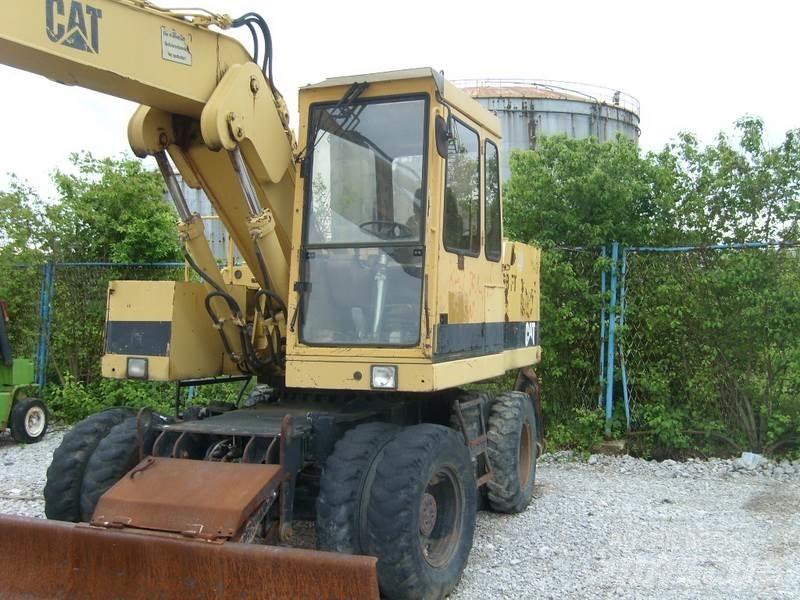 CAT 206 BFT Pelle sur pneus