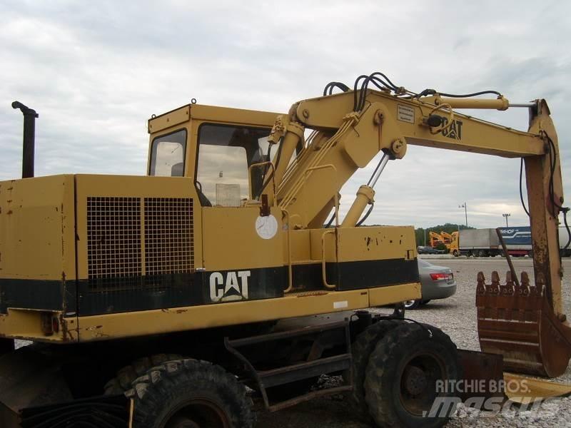 CAT 206 BFT Pelle sur pneus