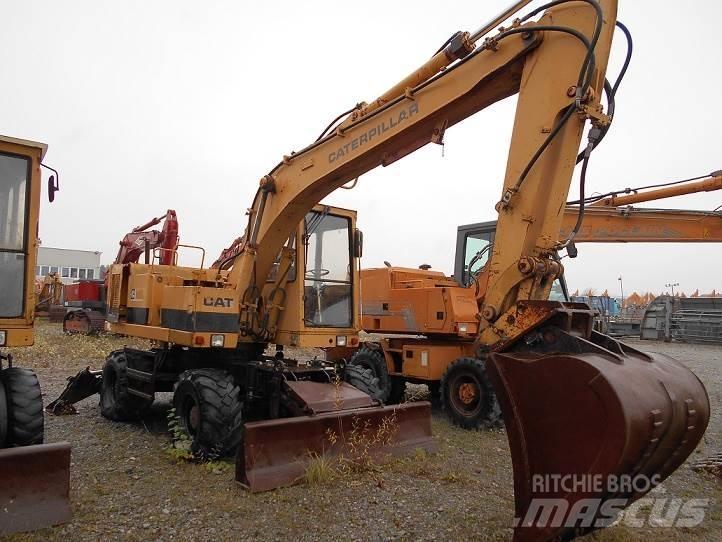 CAT 212B FT Pelle sur pneus