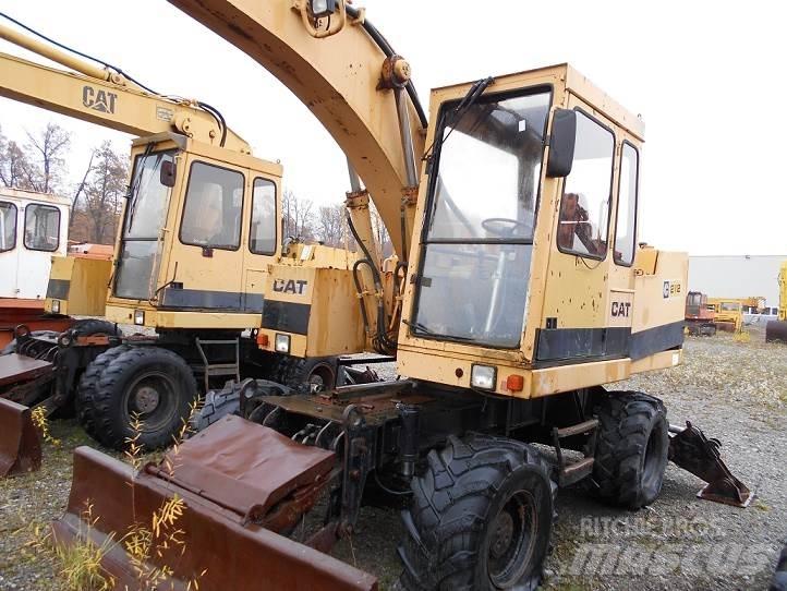 CAT 212B FT Pelle sur pneus