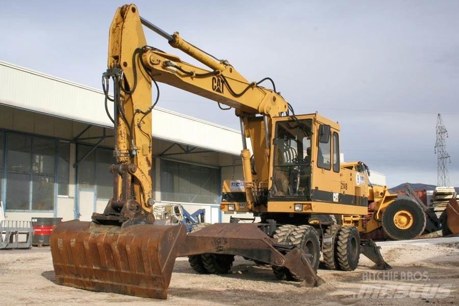 CAT 214B Pelle sur pneus