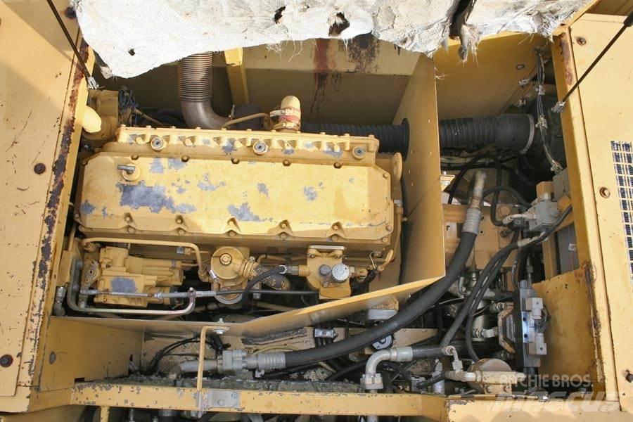 CAT 214B Pelle sur pneus