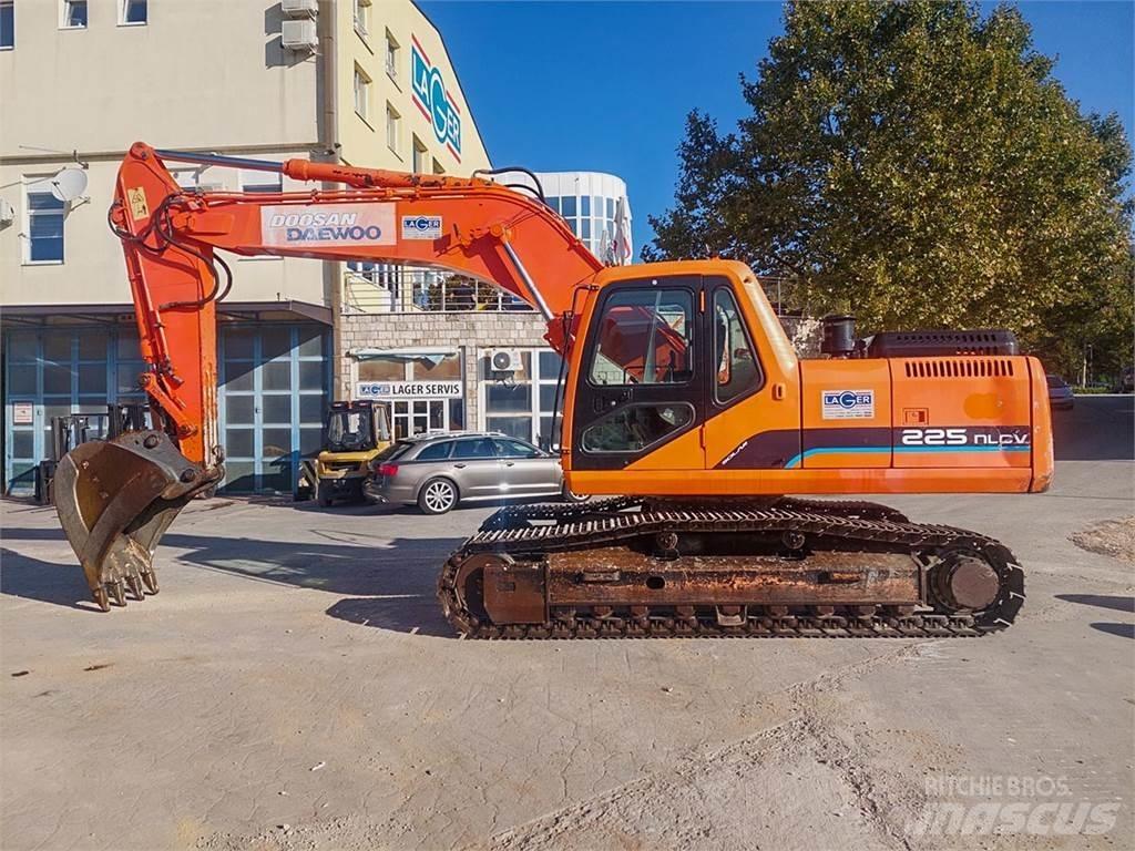 Doosan SOLAR 225NLC-V Pelle sur chenilles