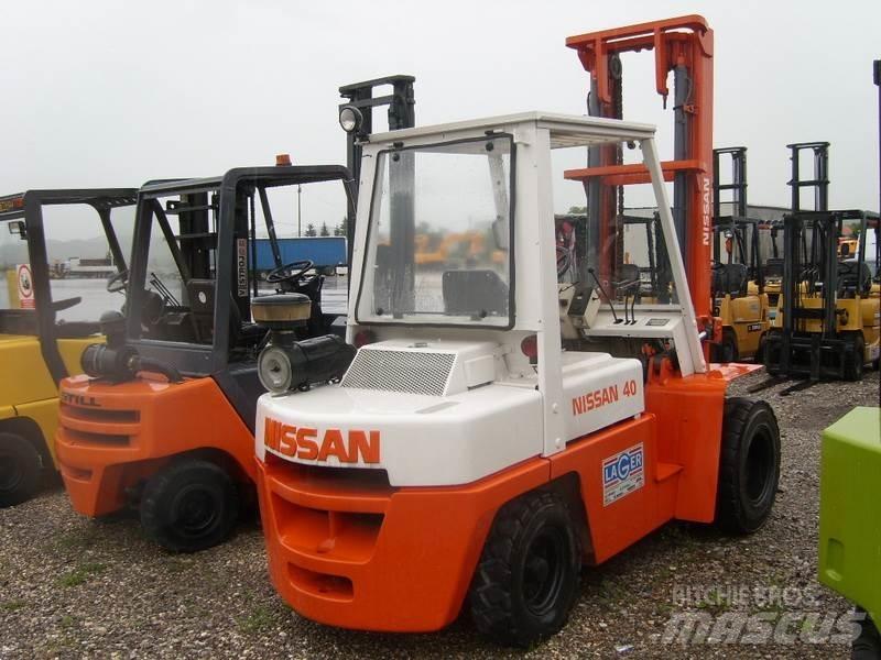 Nissan 40 Chariots diesel