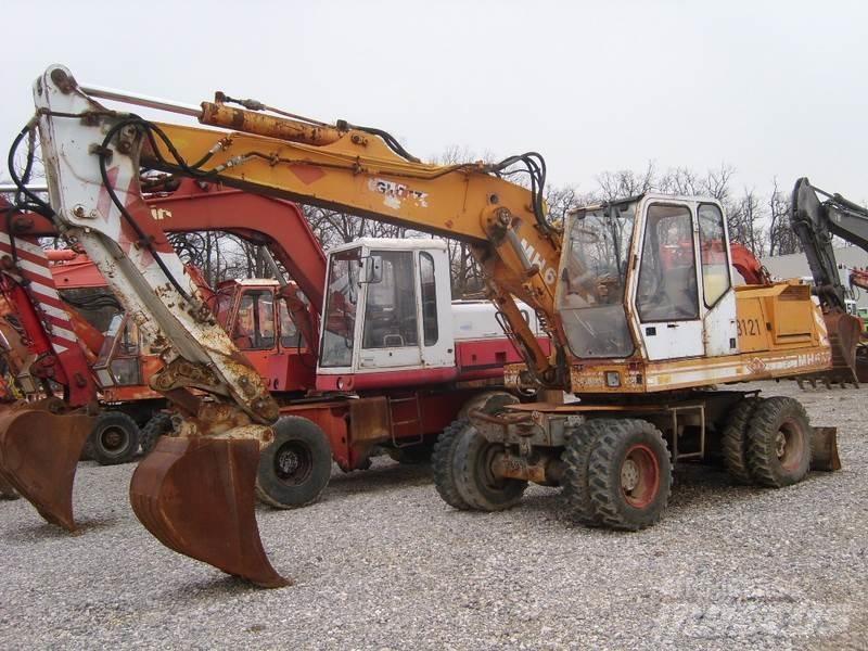 O&K MH6 Pelle sur pneus