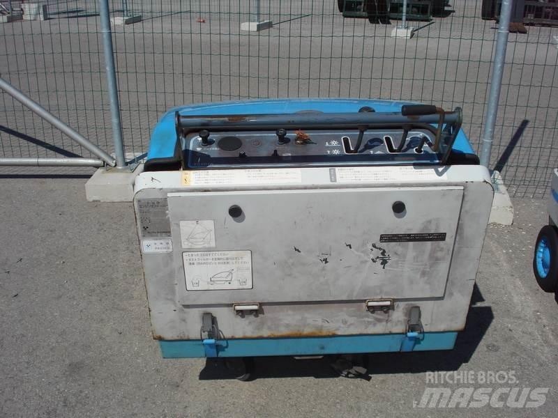 Toyota 4QBW9 Camion balayeur