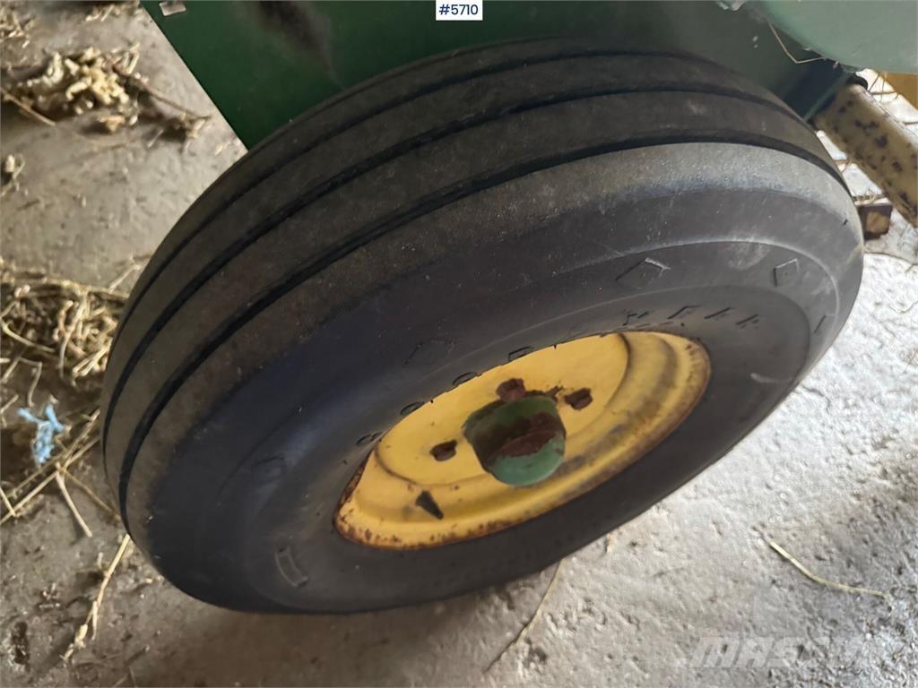 John Deere 336 Autres matériels de récolte et d'arrachage