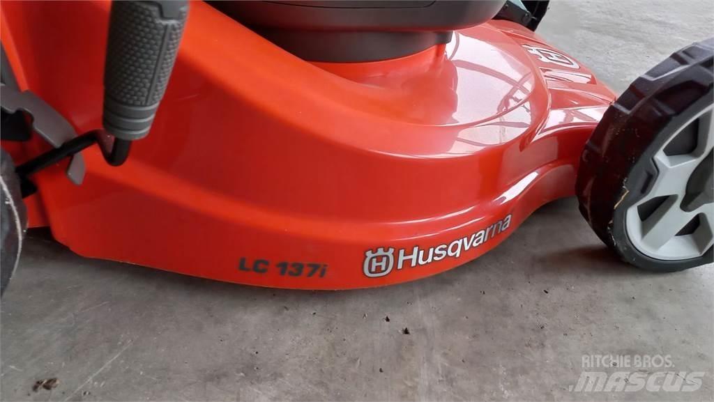 Husqvarna LC 137i Tondeuses montées