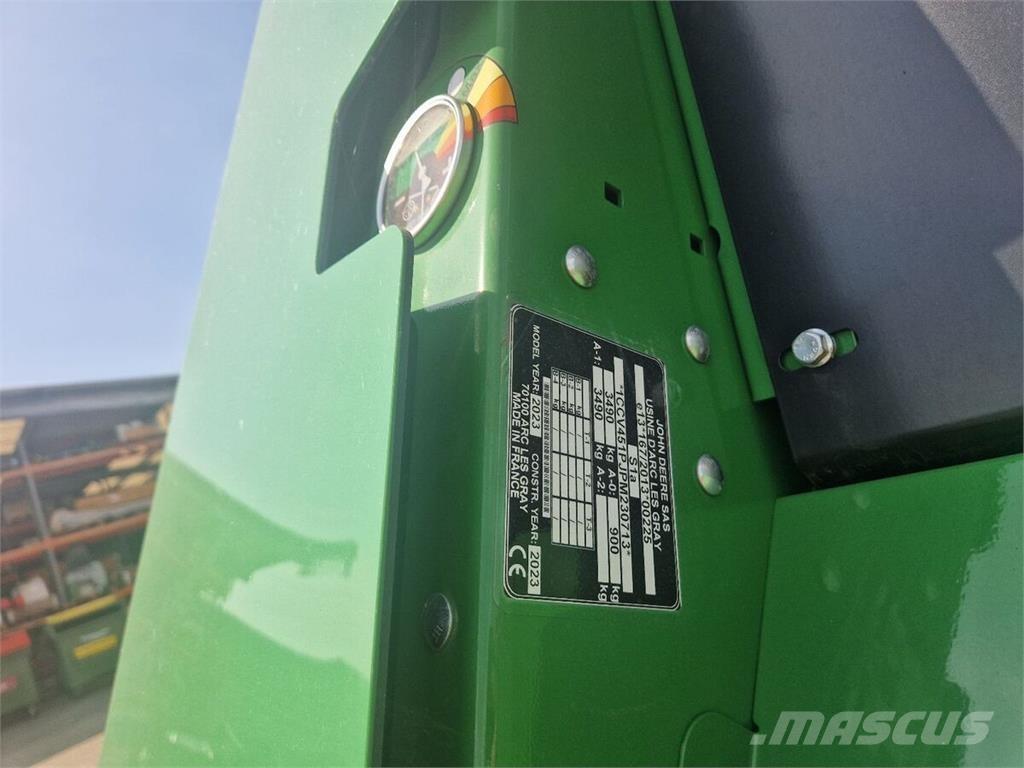 John Deere V451M Presse à balle ronde