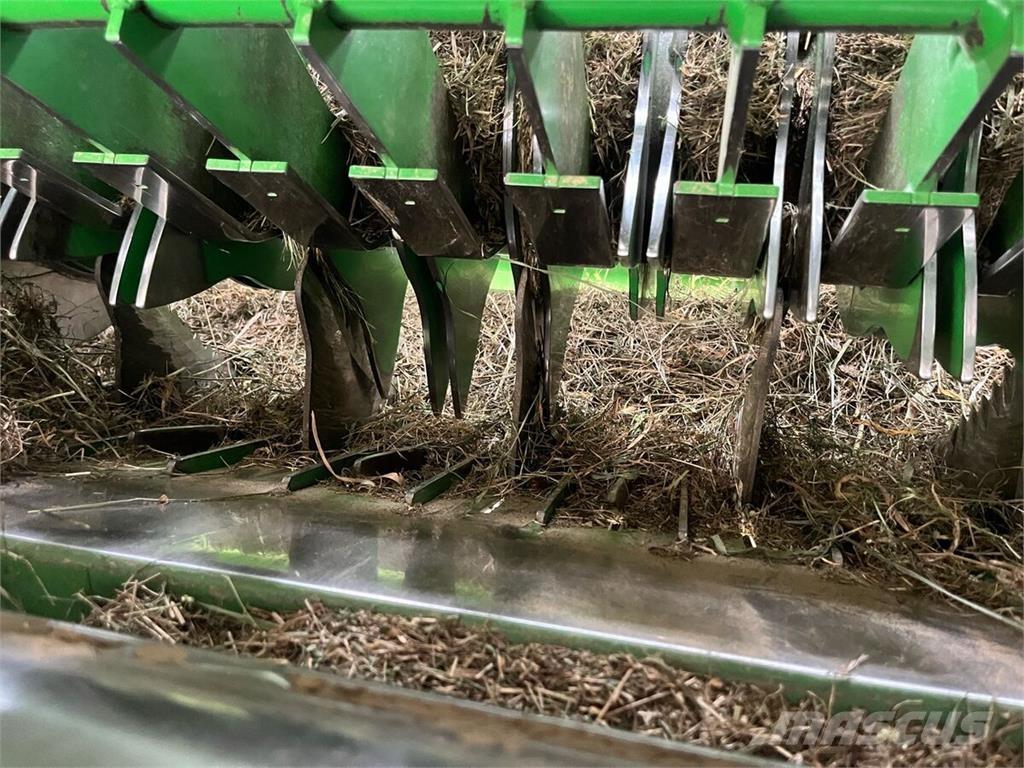 John Deere V451R Presse à balle ronde