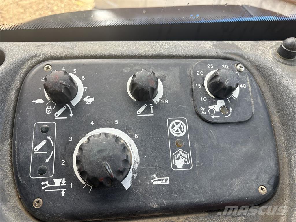 New Holland TS115 Tracteur