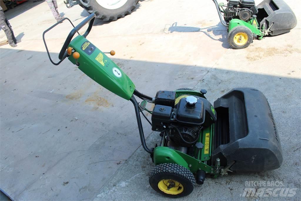 John Deere 220B Tondeuses à conducteur marchant