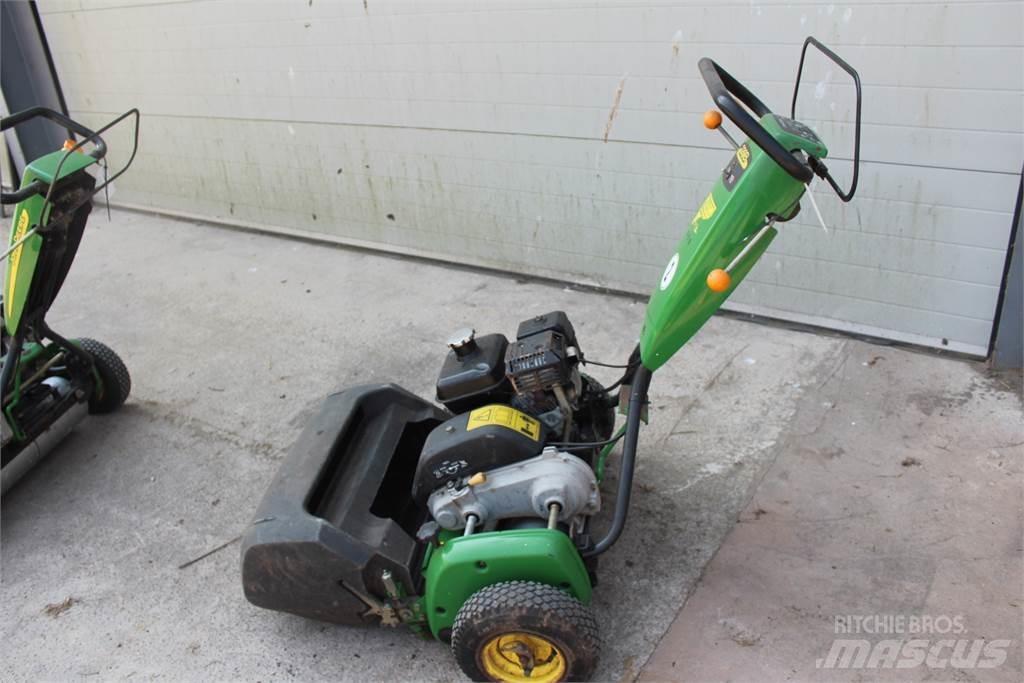 John Deere 220B Tondeuses à conducteur marchant
