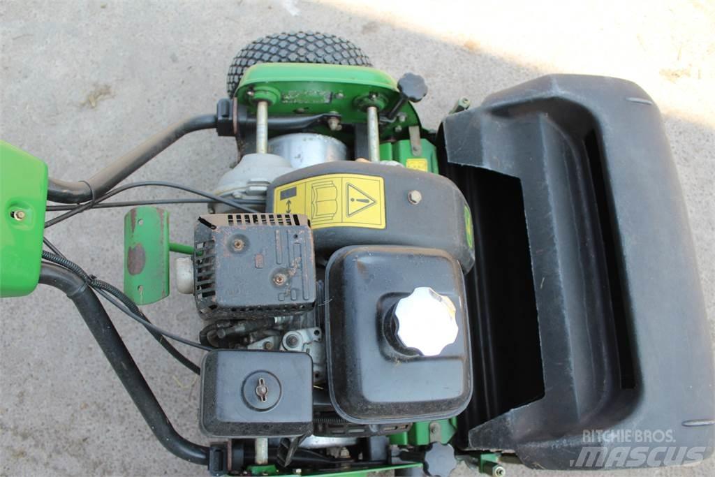 John Deere 220B Tondeuses à conducteur marchant