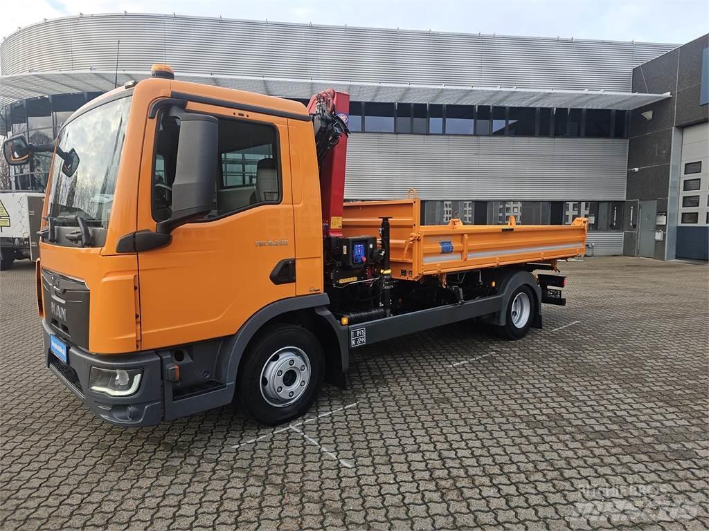 MAN TGL 8.220 Camion plateau ridelle avec grue