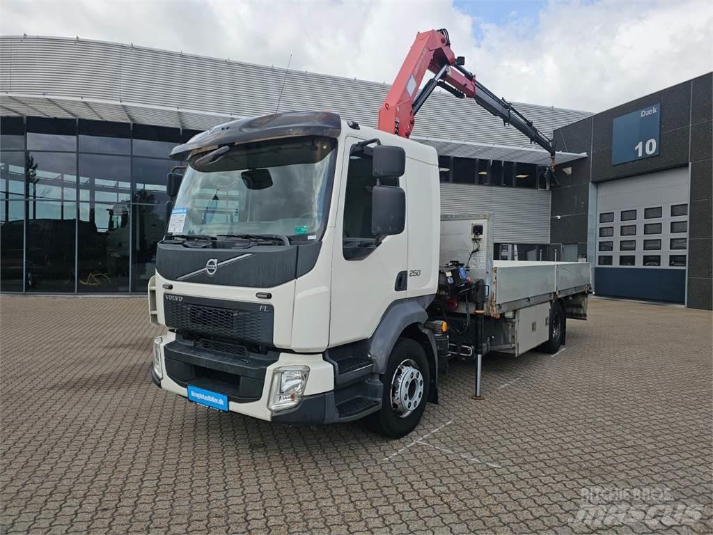 Volvo FL250 Camion plateau ridelle avec grue
