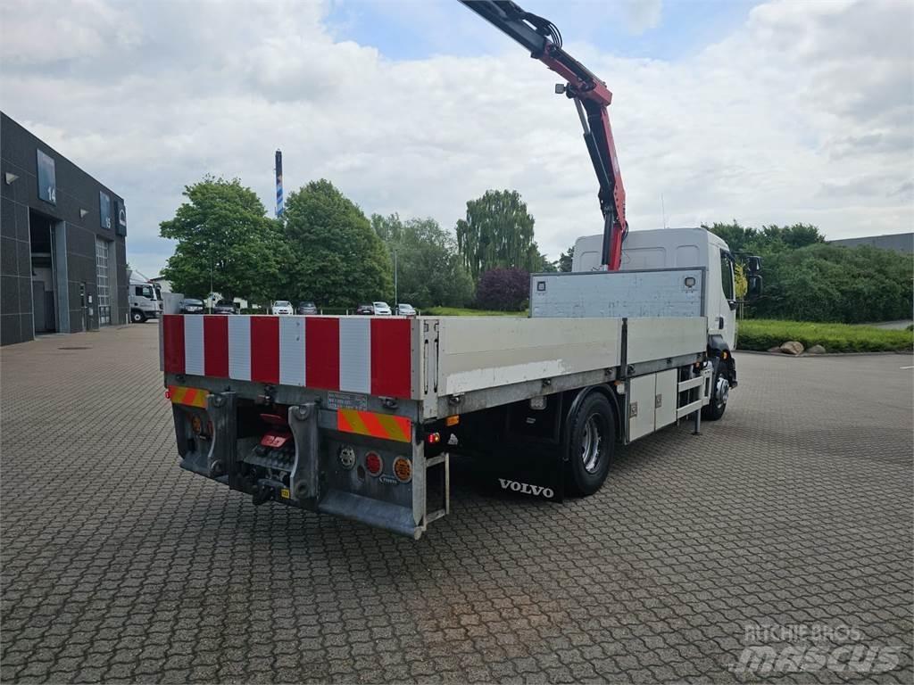 Volvo FL250 Camion plateau ridelle avec grue