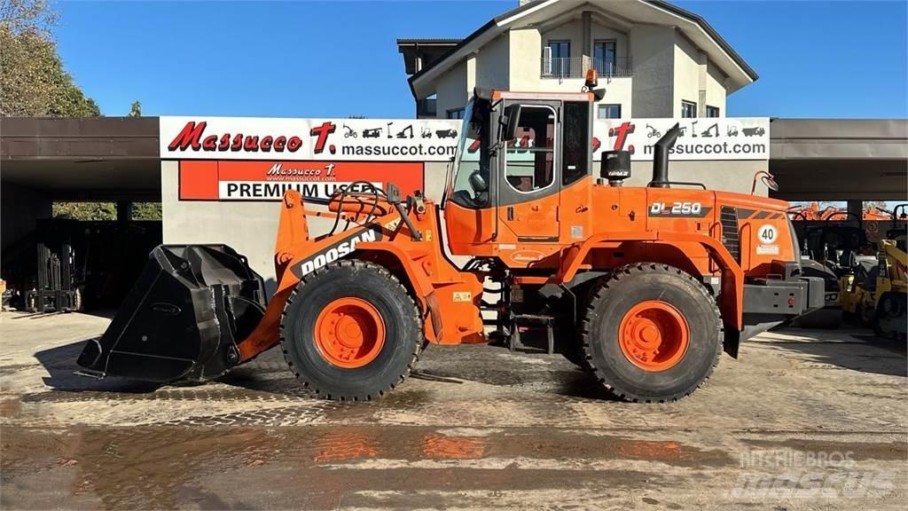 Doosan DL250 Chargeuse sur pneus