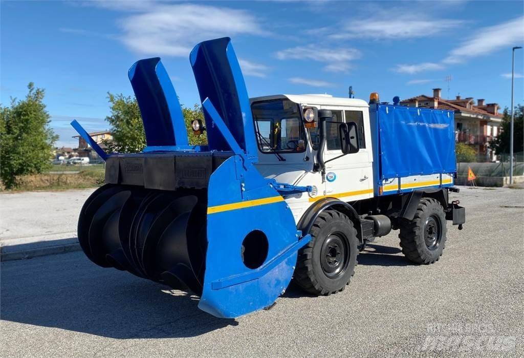 Mercedes-Benz UNIMOG Chasse neige