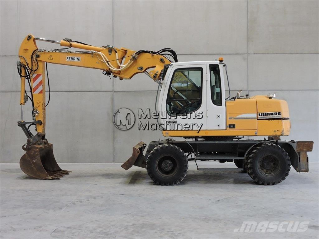 Liebherr A312 Pelle sur pneus