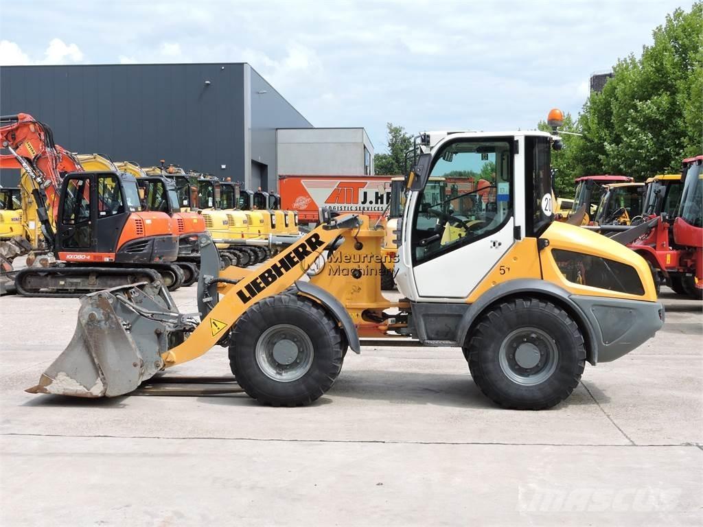 Liebherr L508 + FORK Chargeuse sur pneus