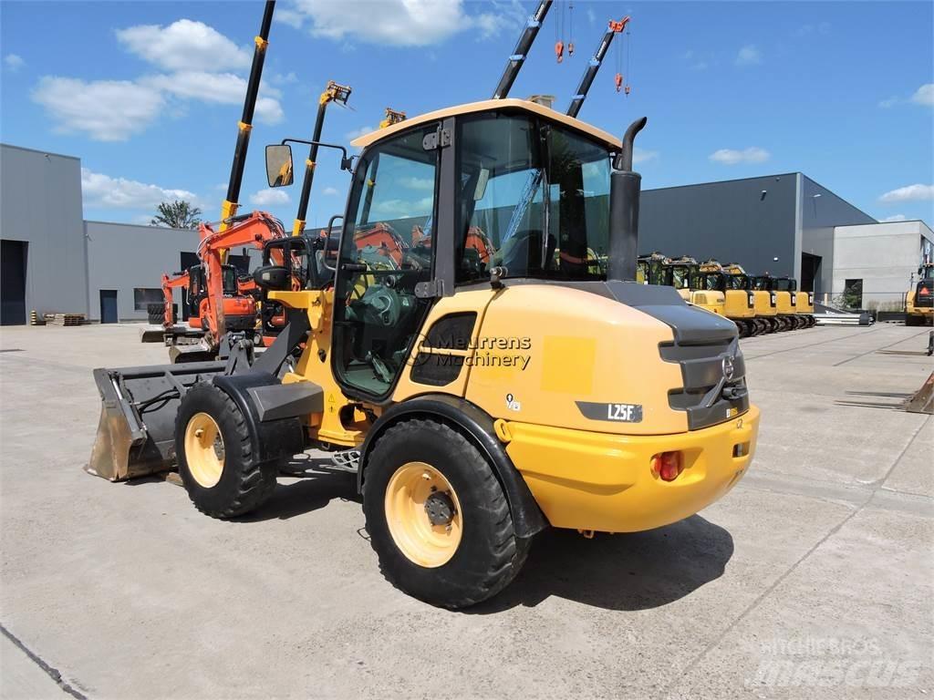 Volvo L25F + FORK Chargeuse sur pneus