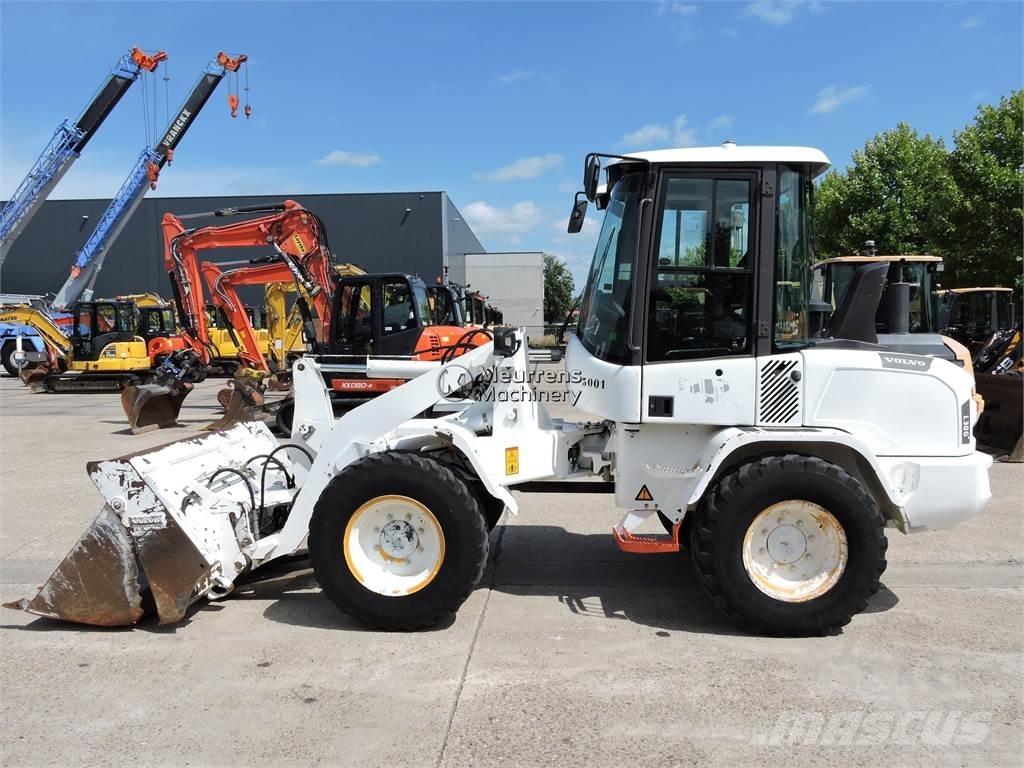 Volvo L30G + FORK Chargeuse sur pneus