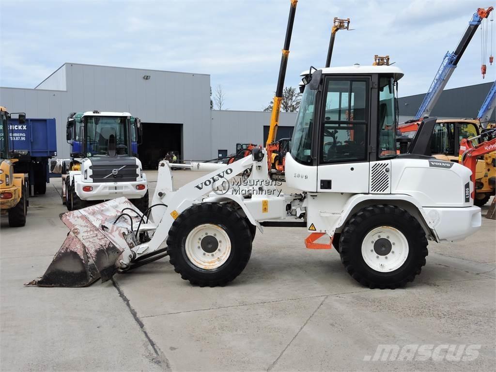 Volvo L30G + FORK Chargeuse sur pneus