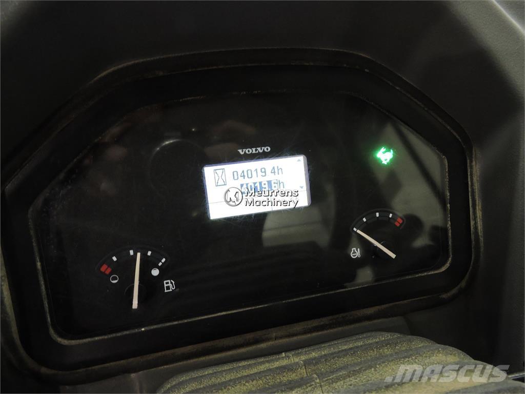 Volvo L30G + FORK Chargeuse sur pneus