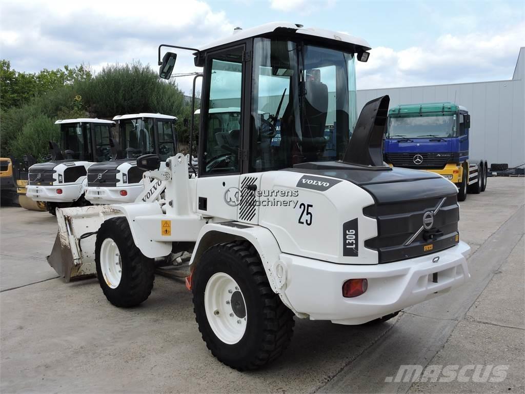 Volvo L30G + FORK Chargeuse sur pneus