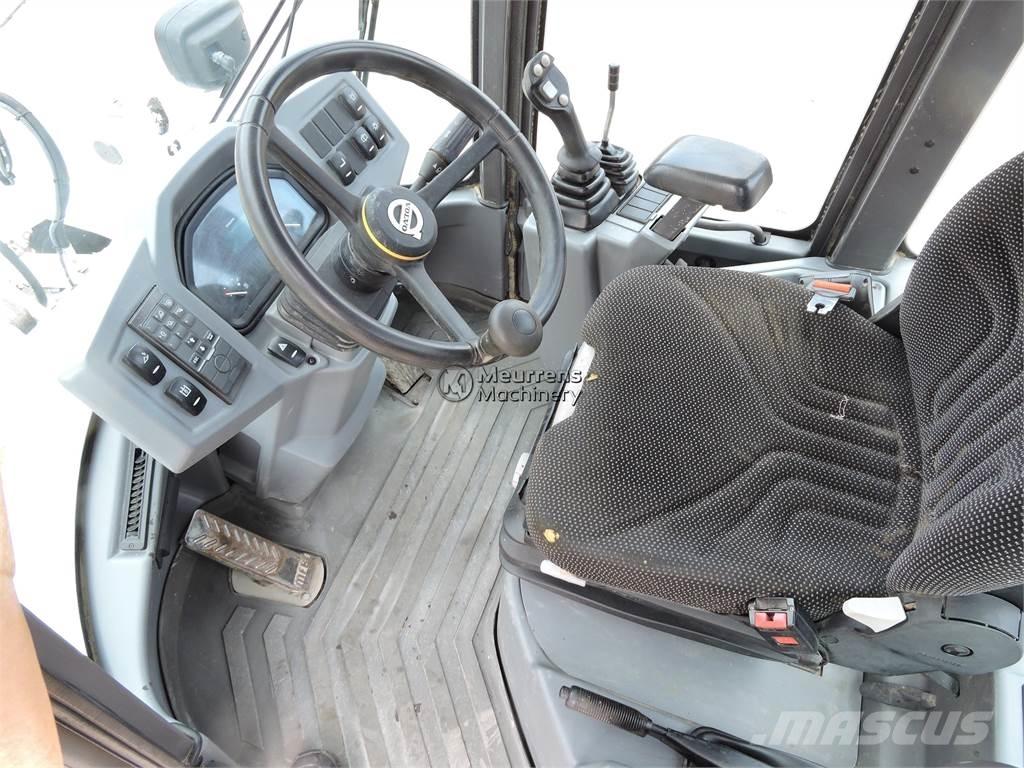 Volvo L30G + FORK Chargeuse sur pneus