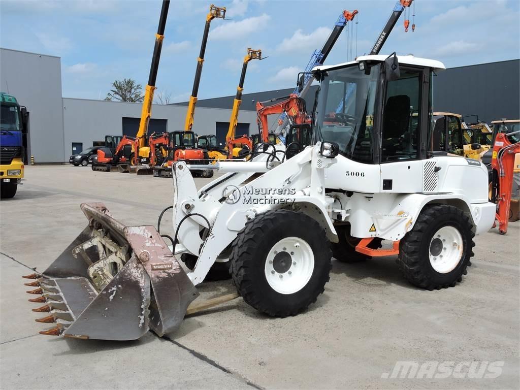 Volvo L30G + FORK Chargeuse sur pneus