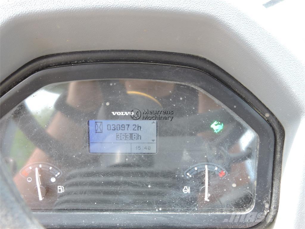 Volvo L30G + FORK Chargeuse sur pneus