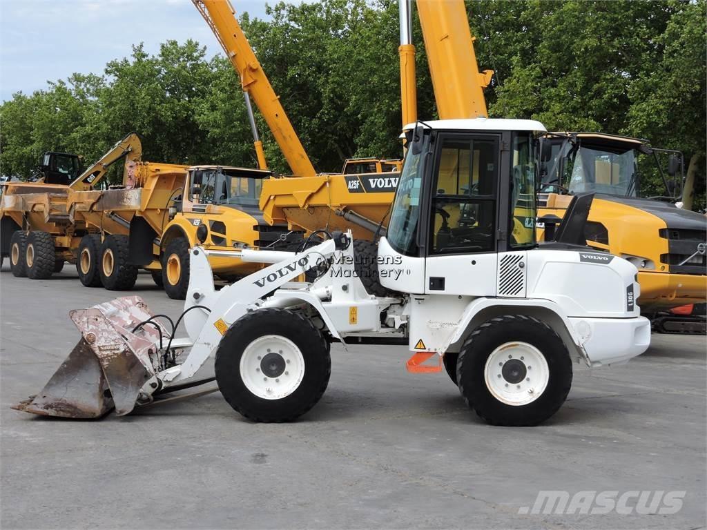 Volvo L30G + FORK Chargeuse sur pneus