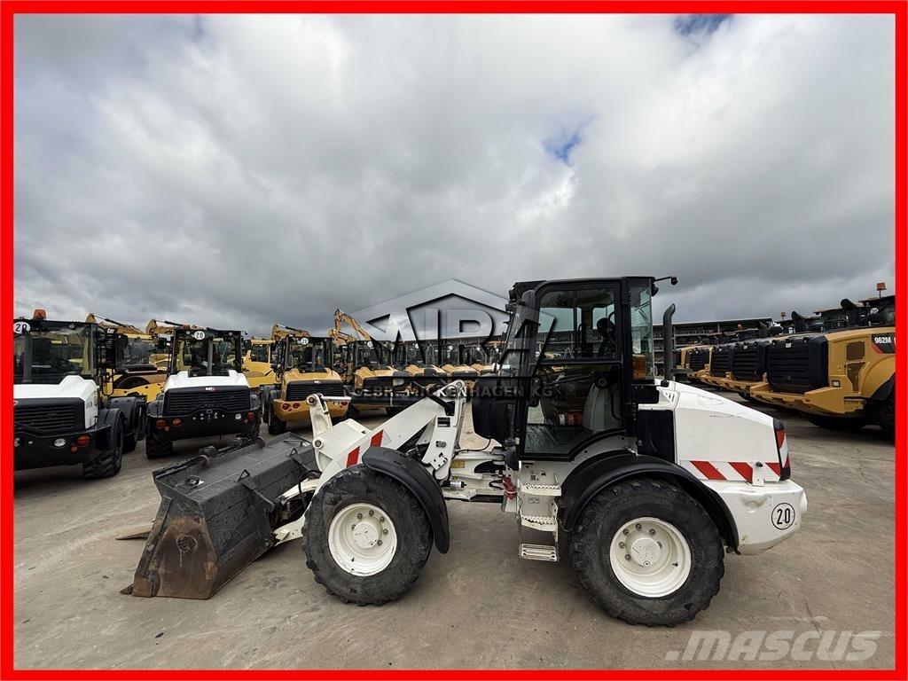 CAT 908M Chargeuse sur pneus