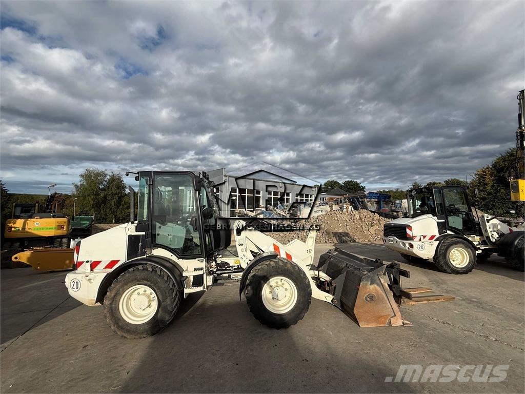 CAT 908M Chargeuse sur pneus