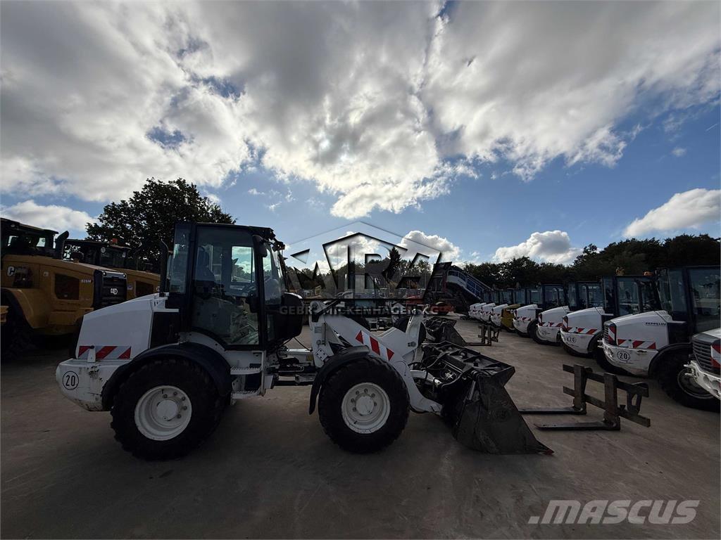 CAT 908M Chargeuse sur pneus