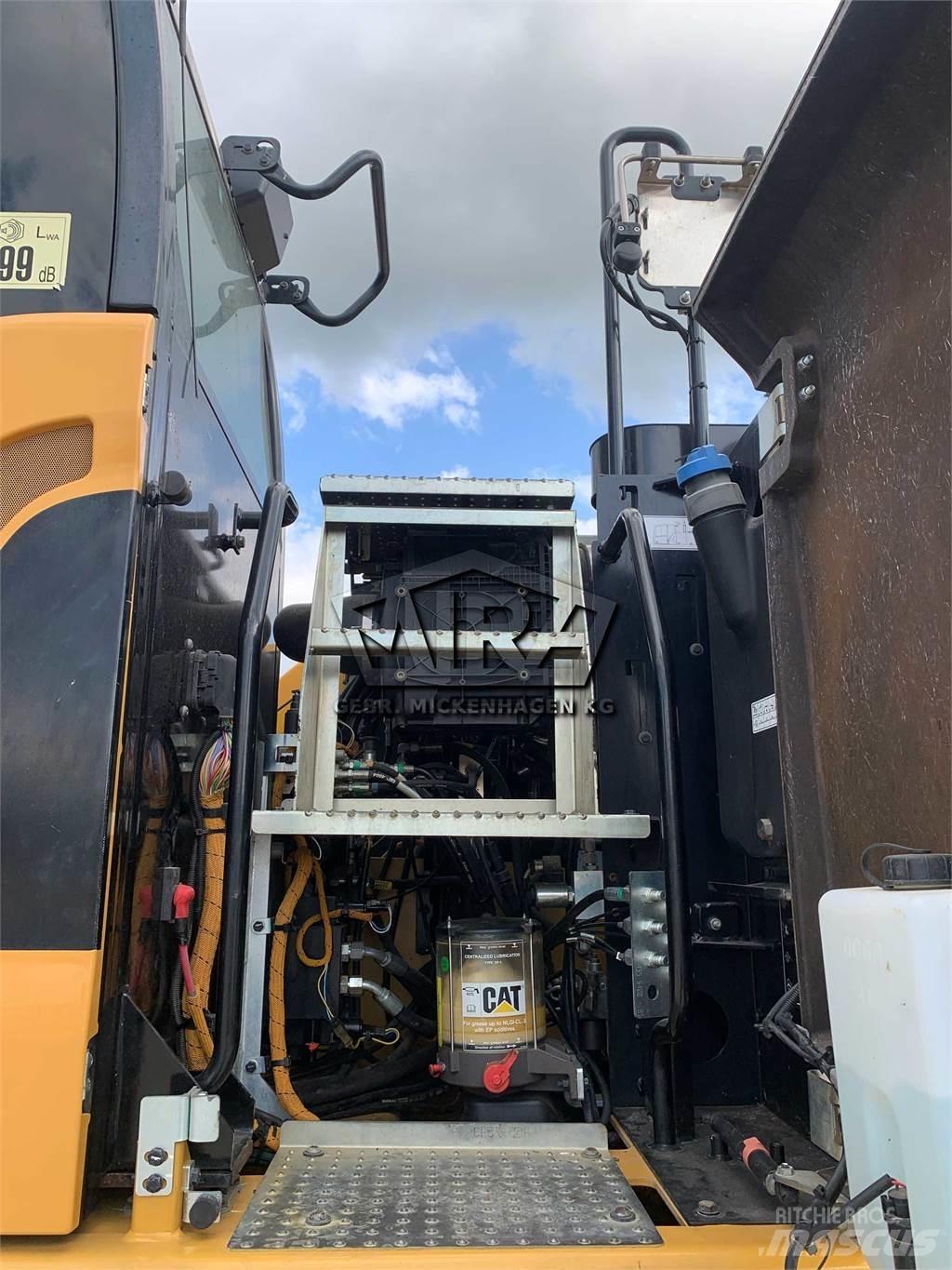 CAT M322 F Pelle sur pneus