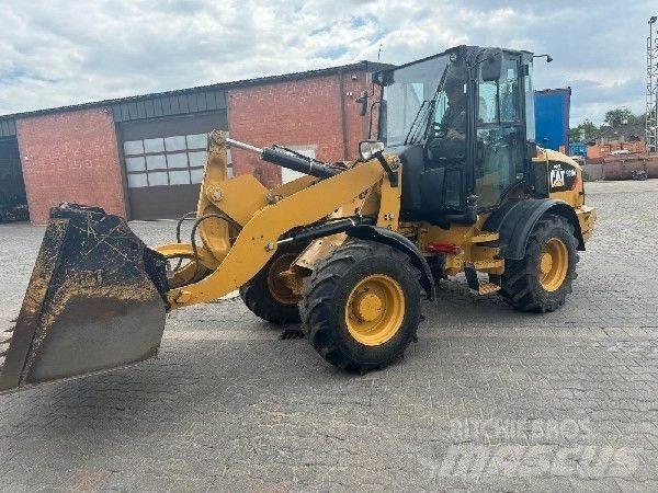 CAT 908 Chargeuse sur pneus