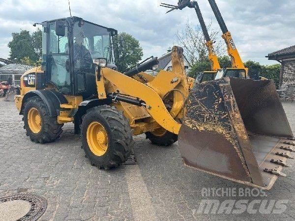 CAT 908 Chargeuse sur pneus