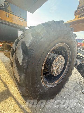 CAT M320 F Pelle sur pneus