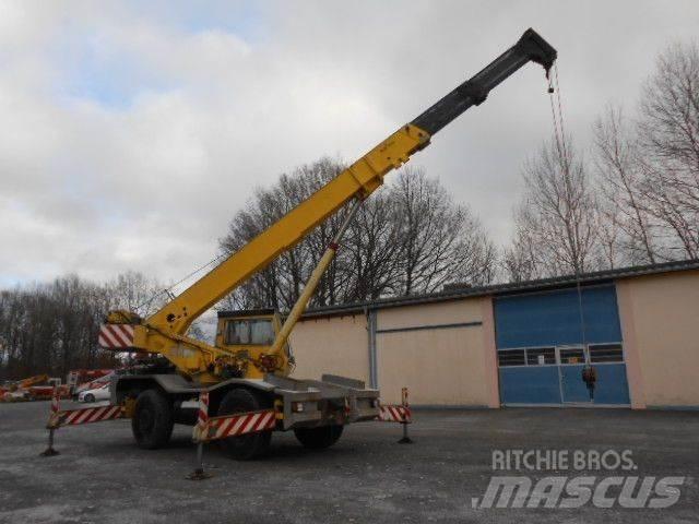 Coles Cranes Camion plateau ridelle avec grue