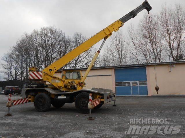 Coles Cranes Camion plateau ridelle avec grue