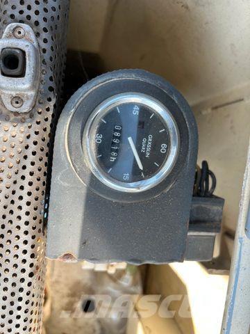 Fuchs 713 Pelle sur pneus